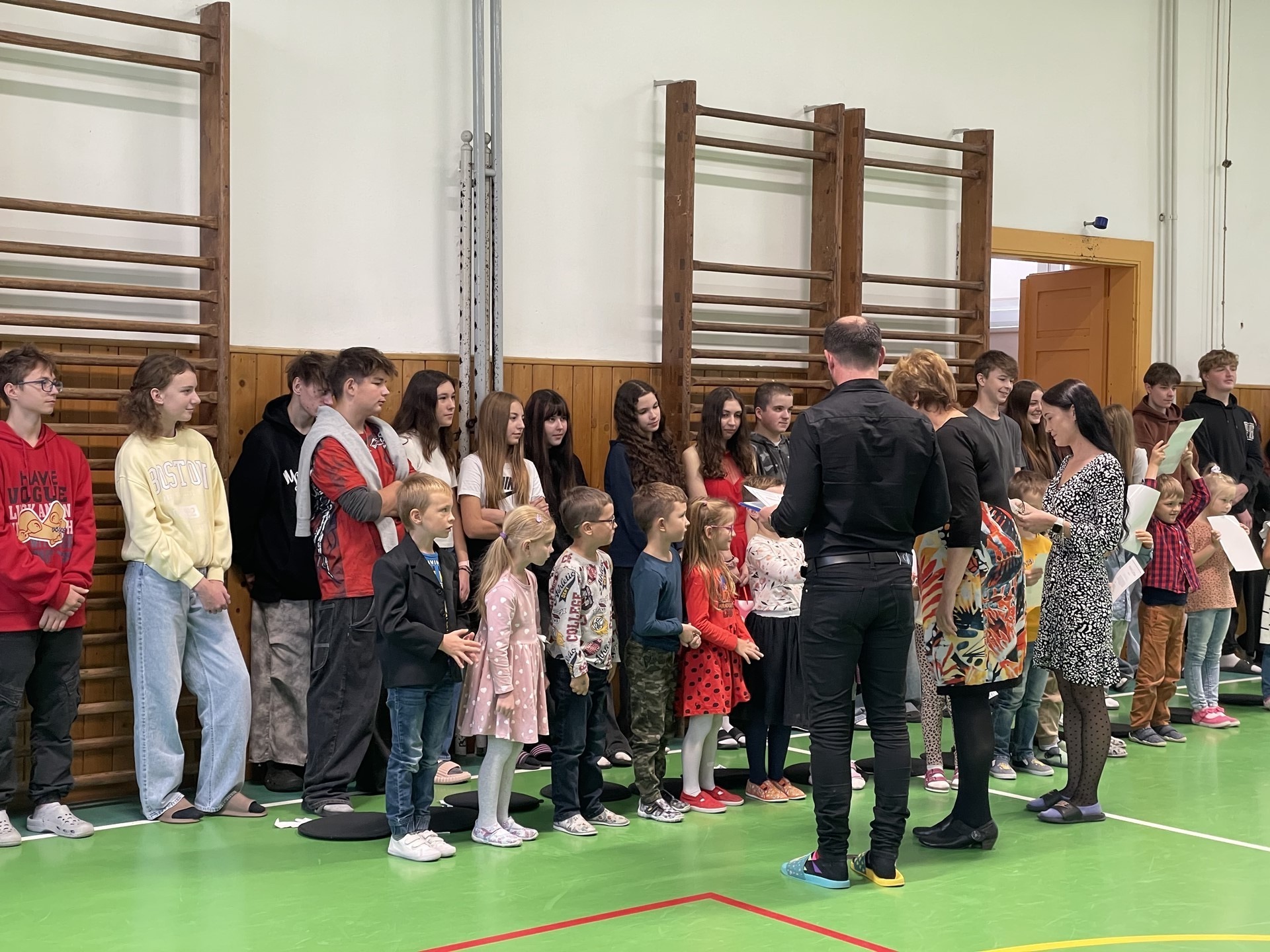 Naši deváťáci doprovodili při  pasování nové školáčky