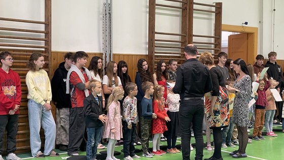 Naši deváťáci doprovodili při  pasování nové školáčky