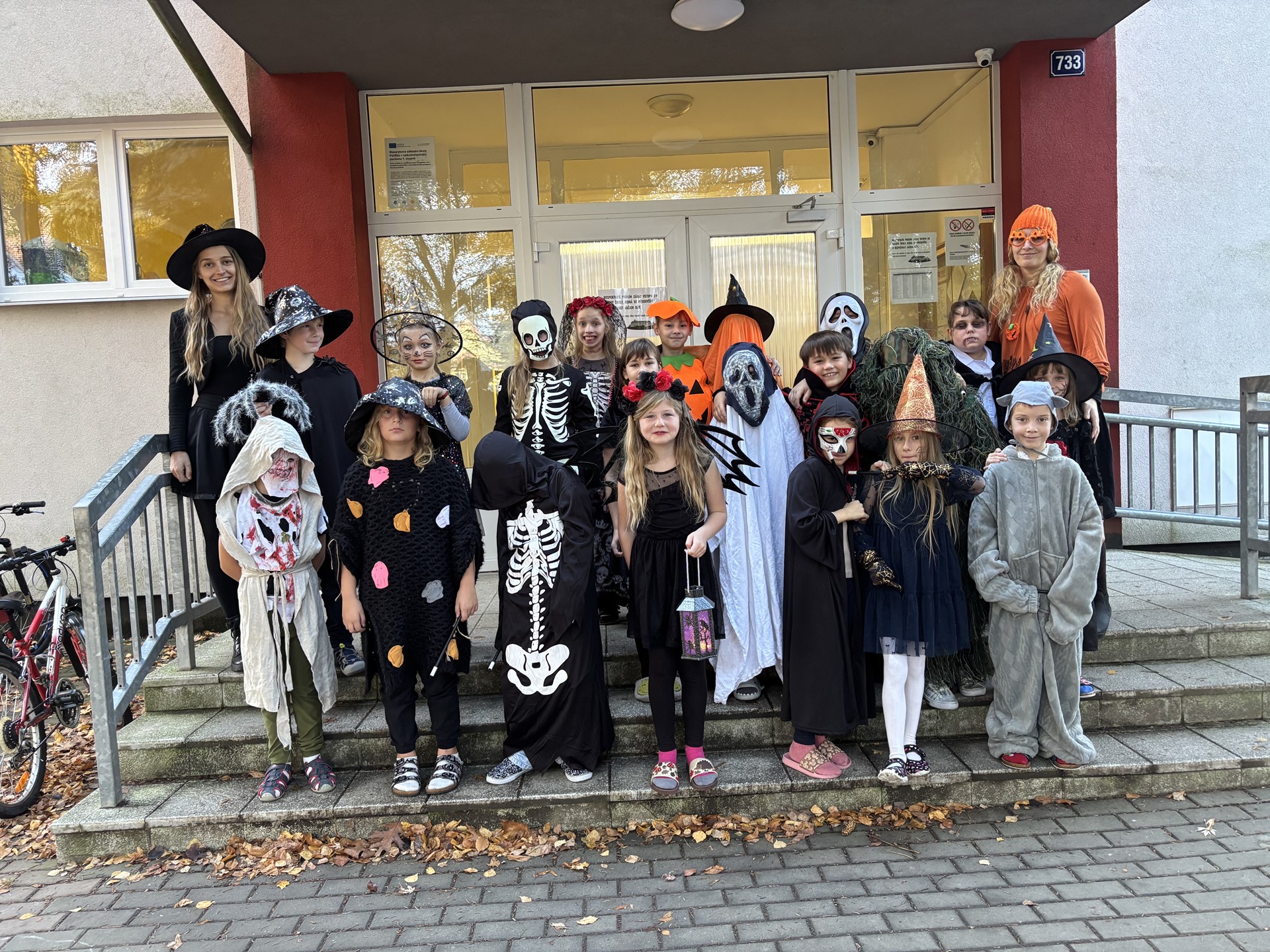 Strašidelná (a zábavná) Angličtina: Třeťáci ovládli pavilon s Halloweenským projektem!