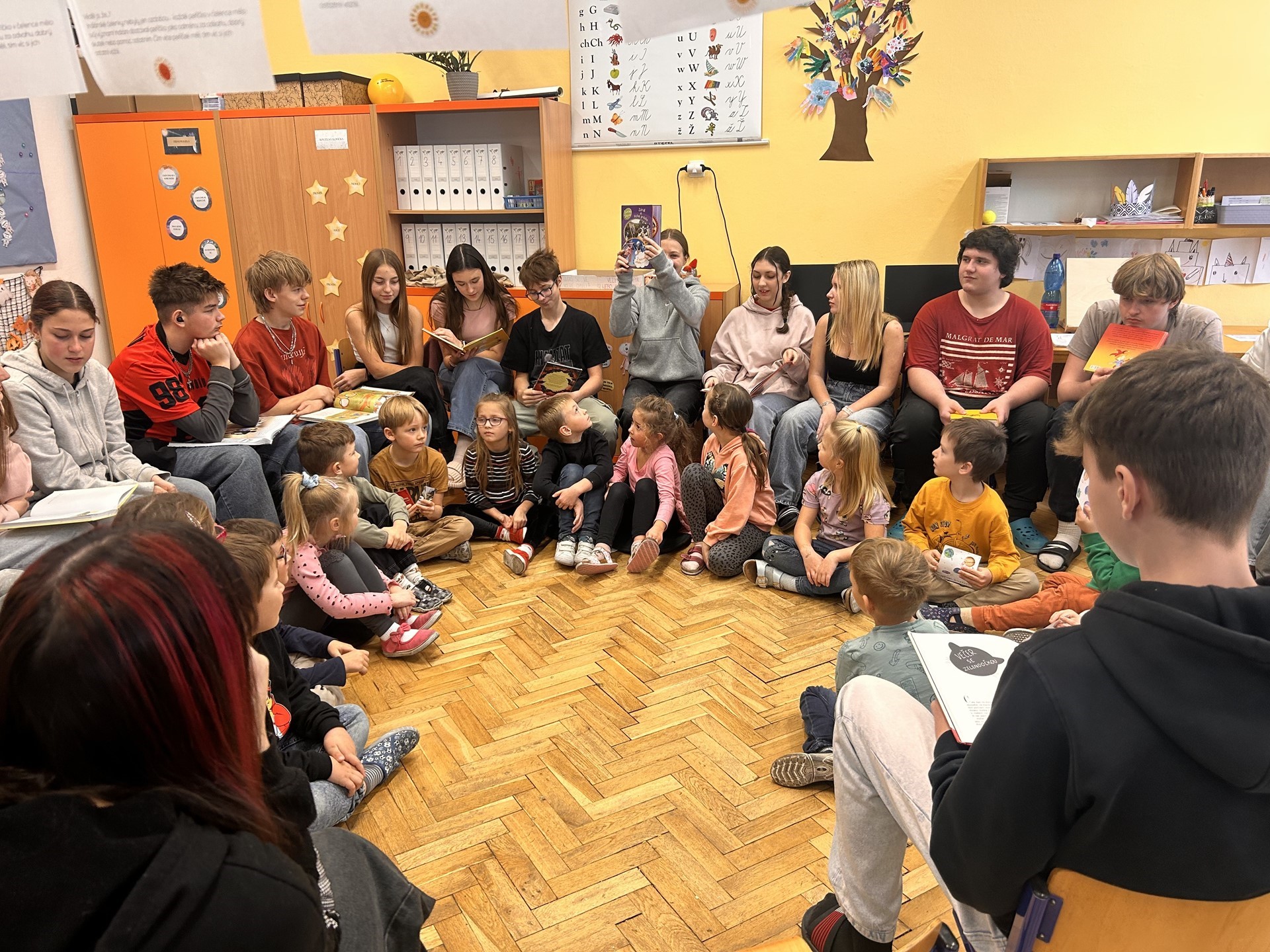 Otevírání slabikáře - vrstevnický program