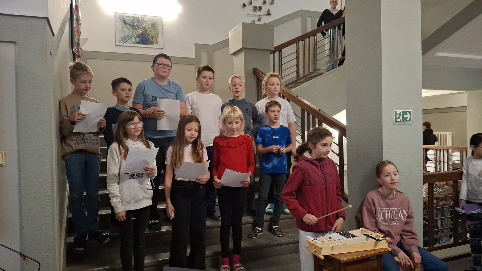 Vánoční zpívání na schodech