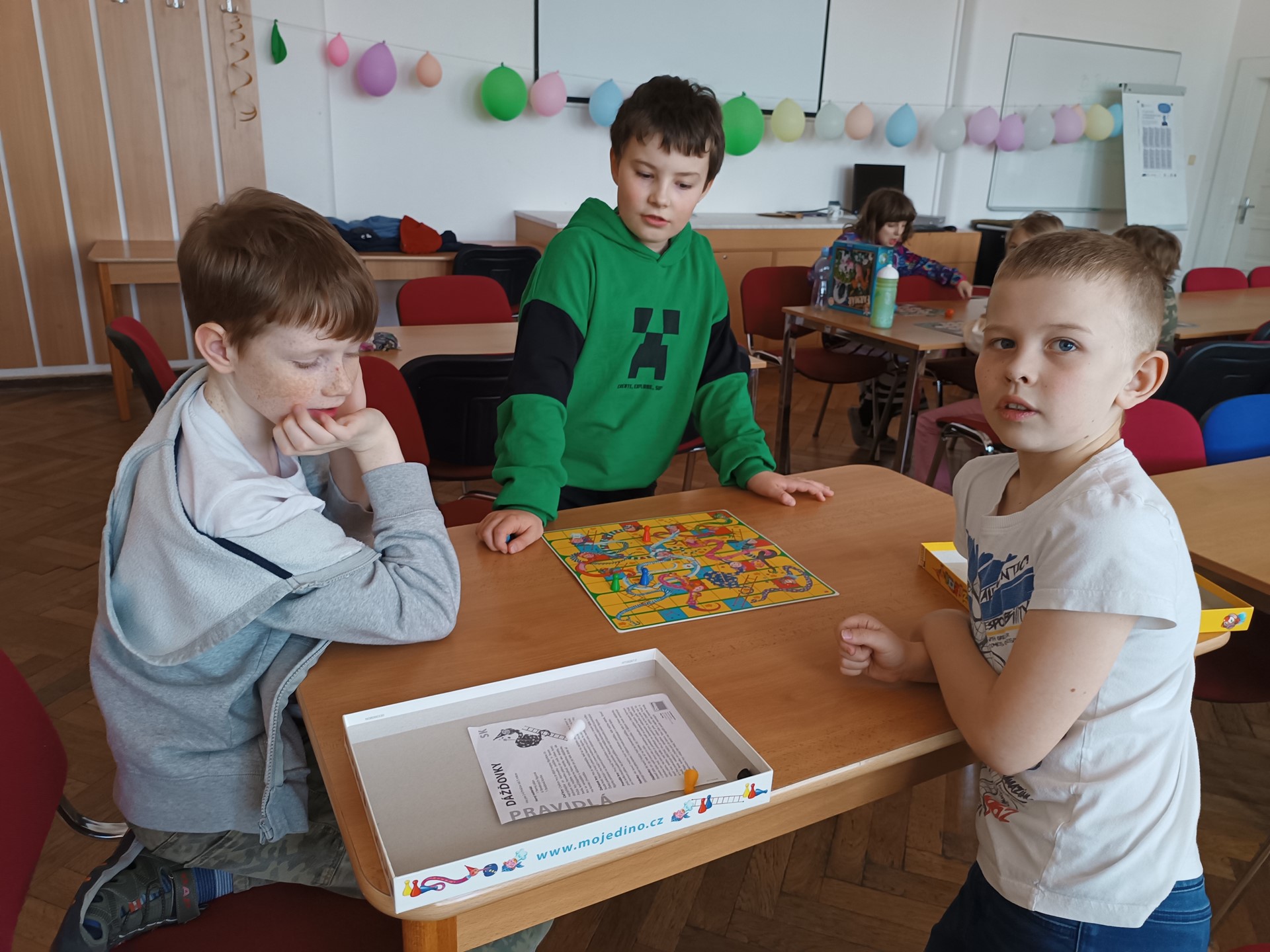 Deskovky na naší škole: 10 let tradice a neutuchající zábavy!