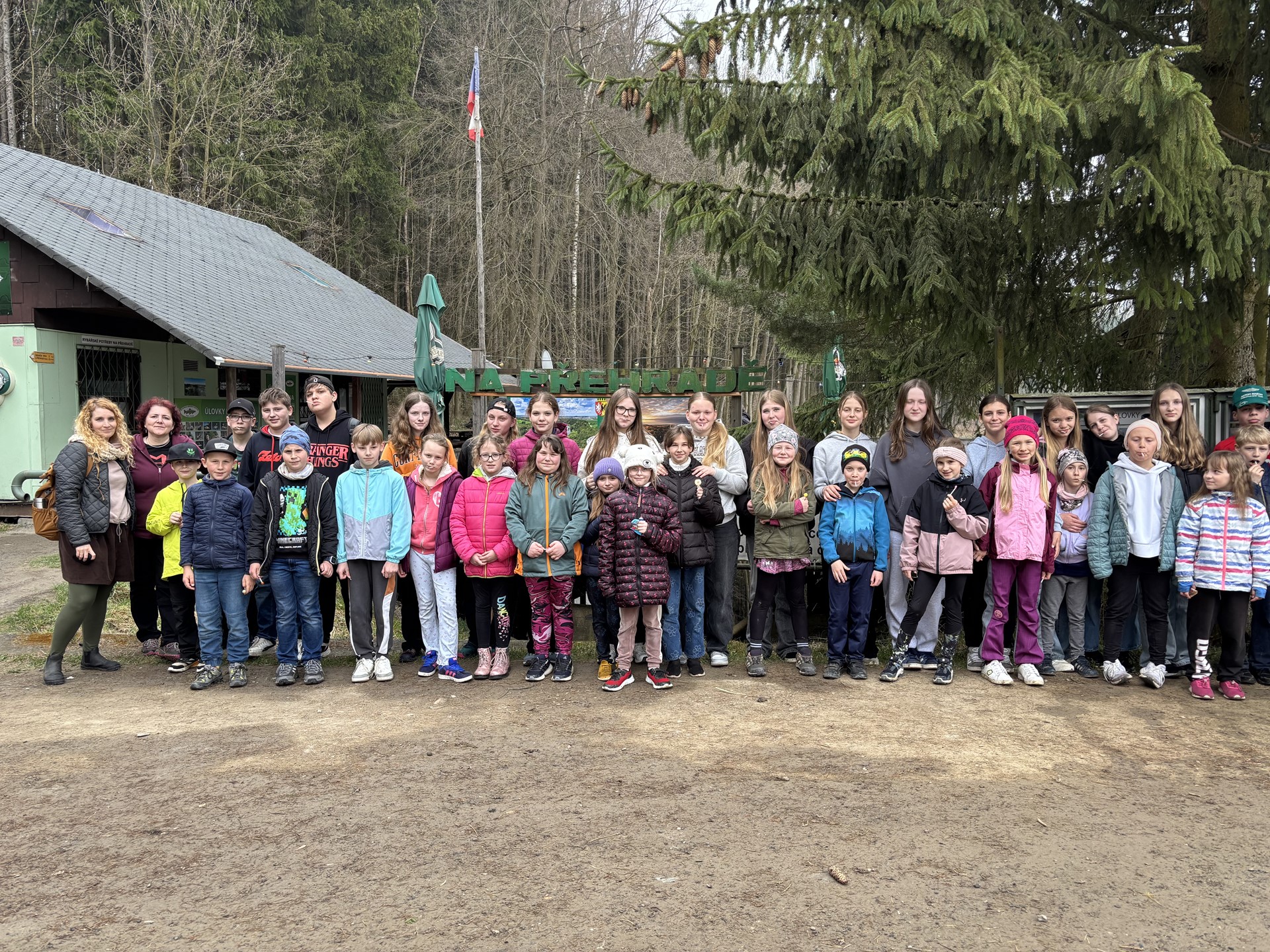 Třeťáci a sedmáci spolu: dopoledne plné her a spolupráce