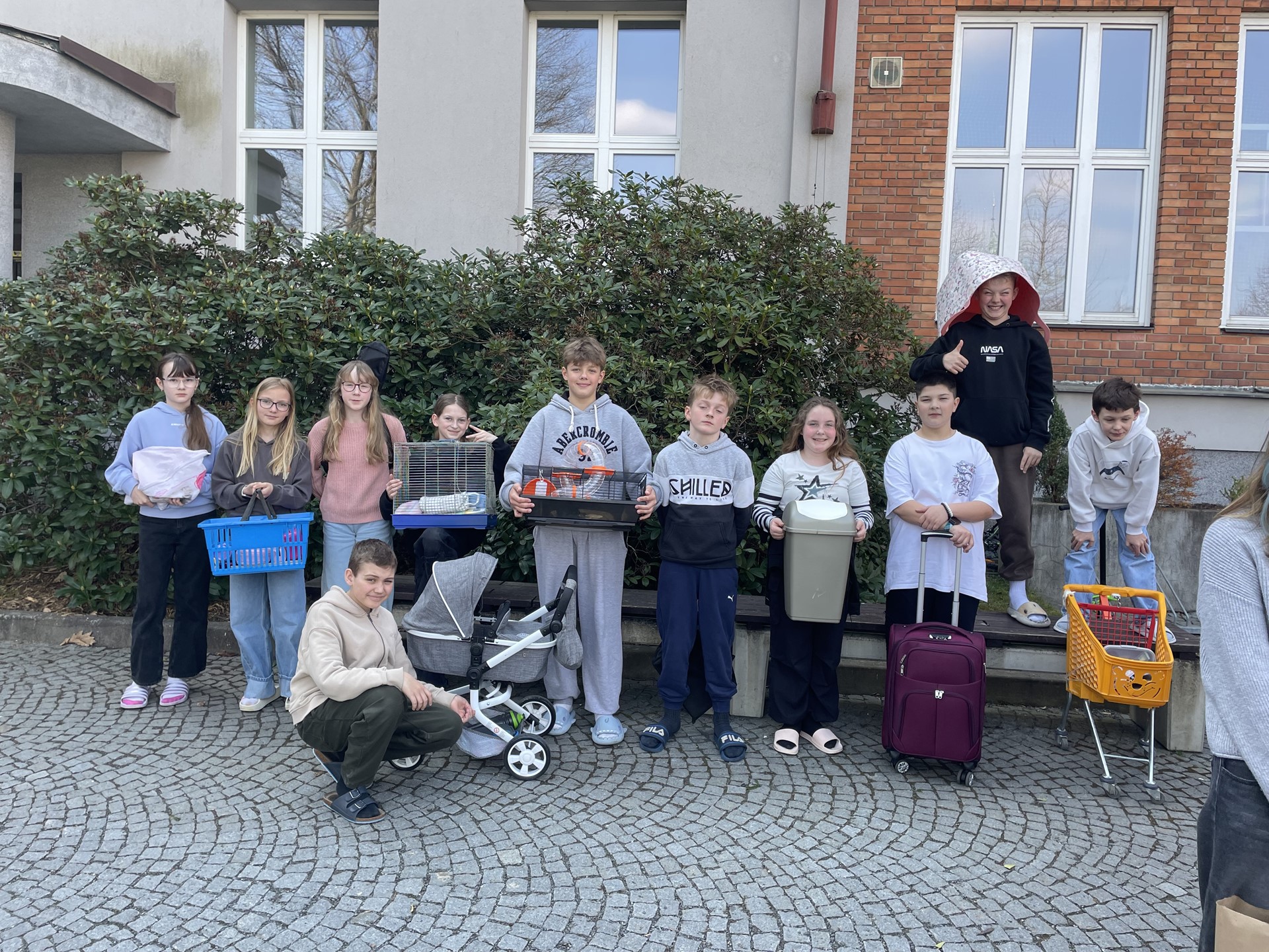 Den bez batohů a kabelek