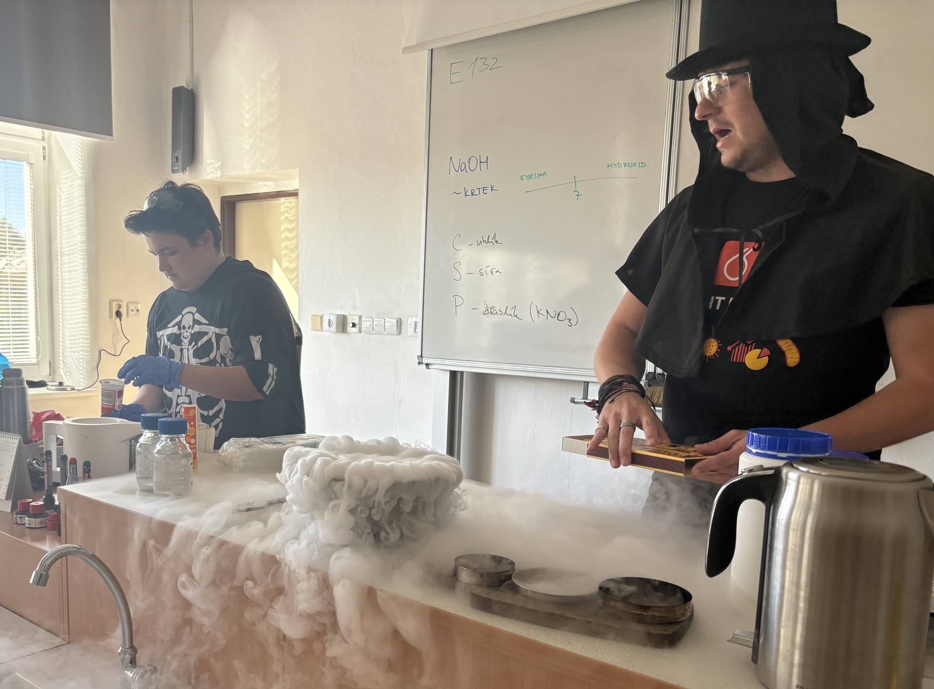 Den plný kouzel a vědy: Naši školu navštívili studenti z VŠCHT