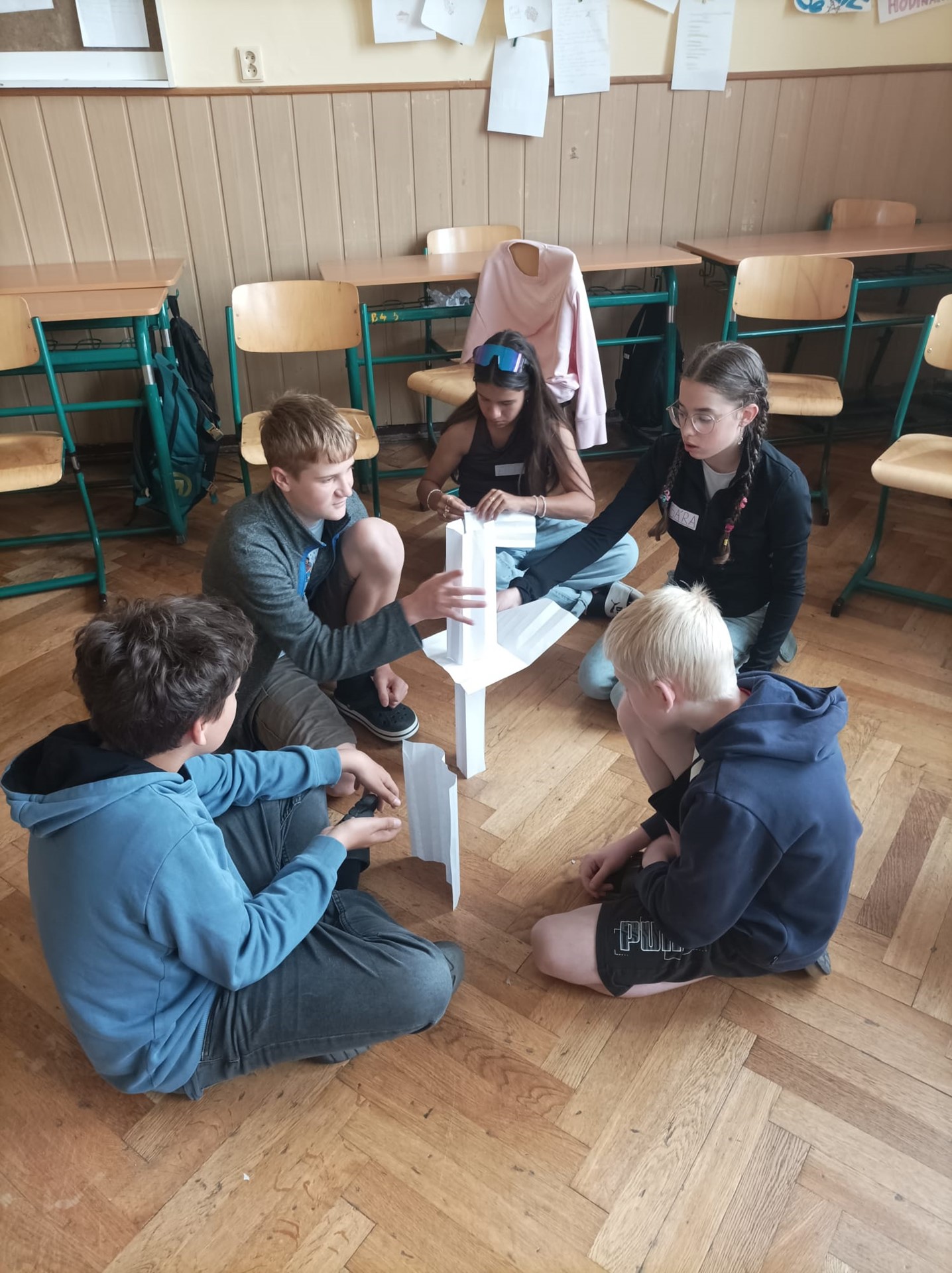 Před tabulí, za tabulí v 6. A